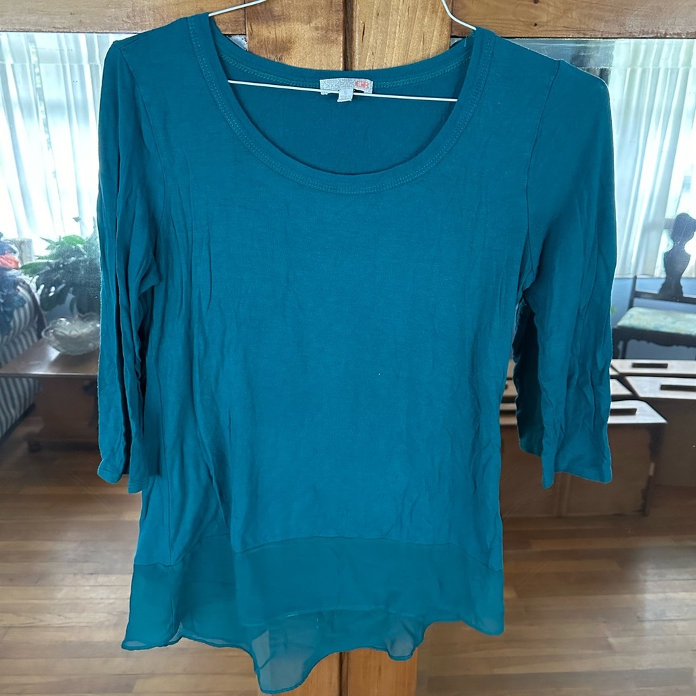 GB pullover top. Chiffon ruffle hem. Three quarter length sleeves. Teal. Small.